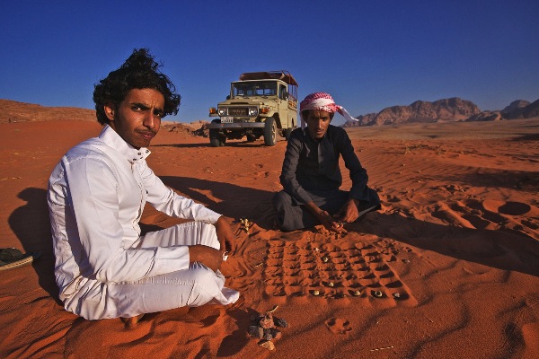 england_malcolm-cartledge_desert-bedouin-playing-seegha_digital-phototravel_fiap-gold-medal
