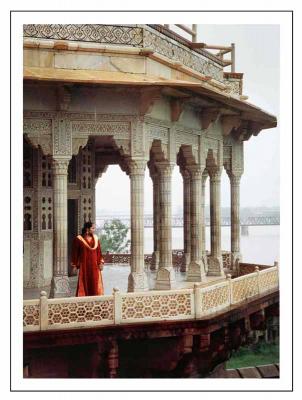 Lady at Taj Palace, Agra.jpg
